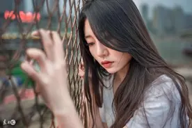 小说：影后是眼中的萝莉控，一边自损一边安慰人图片