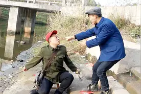 四川方言：老表河边钓鱼，莫名其妙被人打了三次！视频封面