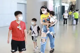 冉莹颖现身机场，戴墨镜配破洞裤穿搭时尚，一人带三娃妈妈力max图片