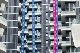 郑州一小区地下车库被淹，业主称损失达数亿元！目前办事处灾后重建工作组已入驻小区图片