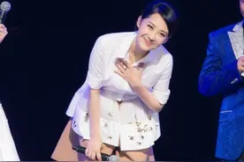 许晴扮嫩真有一套，衬衫下面缝一截“蓬蓬裙”，甜美娇俏哪像52岁图片