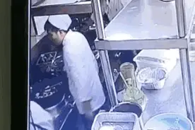 后厨视频拍下厨师向炒菜锅吐口水？当地市监局：拟罚10万！图片