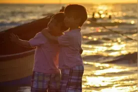 孩子爱抓自己的小鸡鸡，正常吗？这些行为提示异常或危险，要重视图片