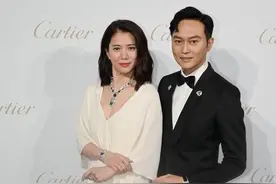 袁咏仪给自己打扮成阔太太，穿白裙配翡翠首饰，高级感挡不住图片