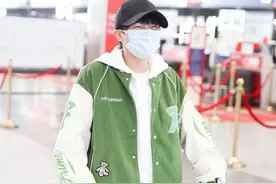 周深小个子的搭配模板，棒球夹克配牛仔裤青春潮流，这样穿够出彩图片