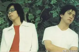 李健带着老婆去三亚度假，水木年华在街头卖唱，差距着实有点大图片