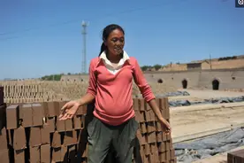 实拍农村小夫妻砖厂搬砖月入过万元，妻子怀有身孕也不舍的休班图片