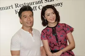 向华强侄女长得和叔叔挺像的，穿花花裙好优雅，但发型显老了图片