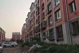 包头一装修工人为图省事，竟将装修垃圾从6楼扔下图片