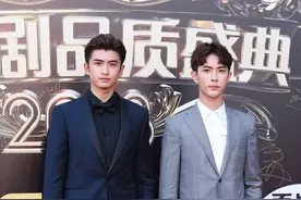 张云龙和于朦胧出席活动，两大男神同台比拼图片