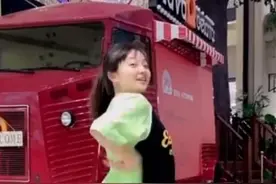 21岁林妙可跳《无价之姐》虽甜美可爱，但身高是硬伤，仿若小学生图片