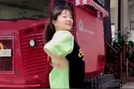 21岁林妙可跳《无价之姐》虽甜美可爱，但身高是硬伤，仿若小学生图片
