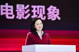 咏梅演讲 | 别修掉我脸上的皱纹，它是岁月的馈赠图片