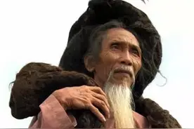 越南男人50年不理发，6.8米长发重达20斤，像是头顶盘着一条蛇图片