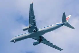 低空飞过大飞机图片