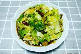 选好圆白菜，炒时多加一物，口感媲美饭店大厨，上桌一盘不够吃。图片