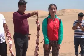 来吧，请你吃1米长的羊肉串，管够！牧区牧民烤羊肉串图片