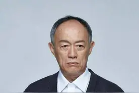 57岁娶22岁学生，60岁喜得龙凤胎，年近70依旧在赚奶粉钱图片