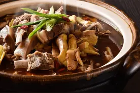 老外在中国：老外第一次吃冬日进补羊肉炉，好吃到怀疑人生图片