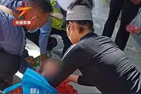 西安跪地救人受阅女兵捐出全部奖金图片