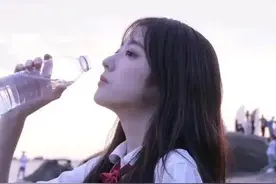 女孩的三个信号，意思是她愿意被你撩，男生要记住，主动进攻图片