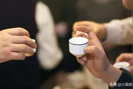 酒桌上，领导说“去我车上拿包烟”，这两个意思，你得明白图片