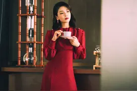 刘涛穿复古红裙化身冷艳高级“红玫瑰”！短发搭烈焰红唇美颜暴击图片