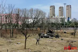 浙江温岭槽罐车爆炸中的遇难者：寻母12小时最终在殡仪馆里找到了她，身份证照片作遗像图片