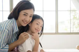 睡扁头剃眉毛，这些让孩子“提高颜值”的做法，你信了吗图片