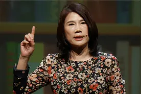 温州亿万女富豪：26岁白手起家，前夫逃海外，送二婚丈夫保时捷图片