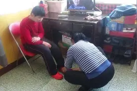 和老公离婚2年，当我回老家的时候，我趴在老公的坟头痛哭图片