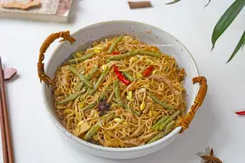 河南特色蒸卤面，每一个在外的河南人，都忘不了这一口面条图片