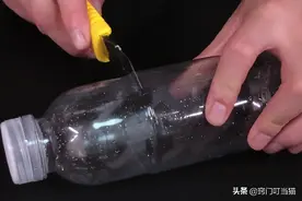 我再也不扔这种塑料瓶了，切2刀放在卫生间，超实用，不花冤枉钱图片