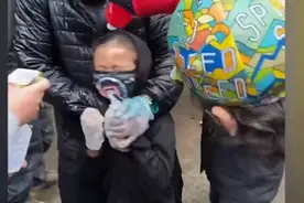 美国小女孩抗议中被警察喷胡椒水，外网友却说她不应该参与活动图片