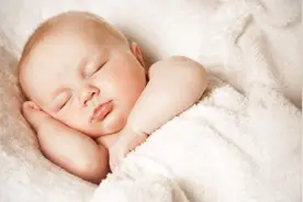 孩子睡醒之后的表现，能看出情商如何，后期培养也很重要图片