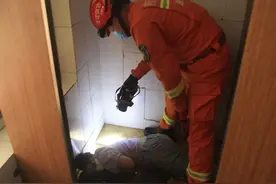 通辽一女子手机掉进便池！下手去掏，结果手臂被卡图片