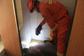 通辽一女子手机掉进便池！下手去掏，结果手臂被卡图片