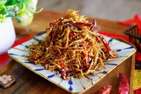 年夜饭加道下酒菜，“香辣干煸鸡丝”端上桌，喝酒不怕没好菜了图片