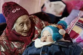 105岁太爷爷首次抱玄孙，跨世纪对视令人泪目，网友：太好哭了图片