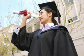 少年的肩，渐渐褪去青涩图片