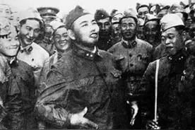 军区司令许世友下连当兵，战士称他许老头子，他为何却不怒反喜？图片