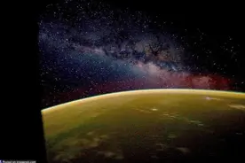 神州12号航天员再次出舱，太空为何漆黑一片，星星去哪了？图片