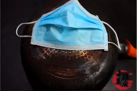 家里炒菜锅用久了，又黑又脏，教你用一个口罩，锅底立马变新图片
