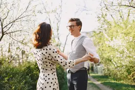 出嫁小姑子给新过门嫂子立家规，结果碰上硬茬：一个外人算哪根葱图片