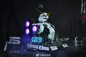 酷炫灯效，独角兽高达电脑机箱图片