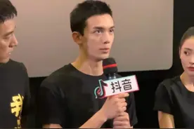 吴磊回应拍电影受伤，从脸上挑出20块火药渣子，导演吴京都心疼他图片