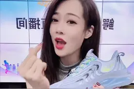 女主播卖鞋不让解说，网友刷屏“我不听”，直呼这“鳄鱼精”有毒图片