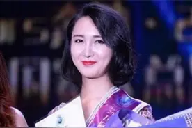 2005年，那个背母上学的男孩刘霆，10年后变性，还在选美比赛获奖图片