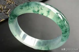 怎么挑选适合自己的翡翠玉镯？图片