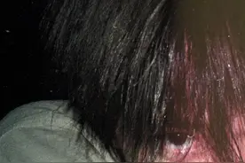 易烊千玺宅家晒与猫咪合照，拍特写刘海挡脸眼神超杀图片